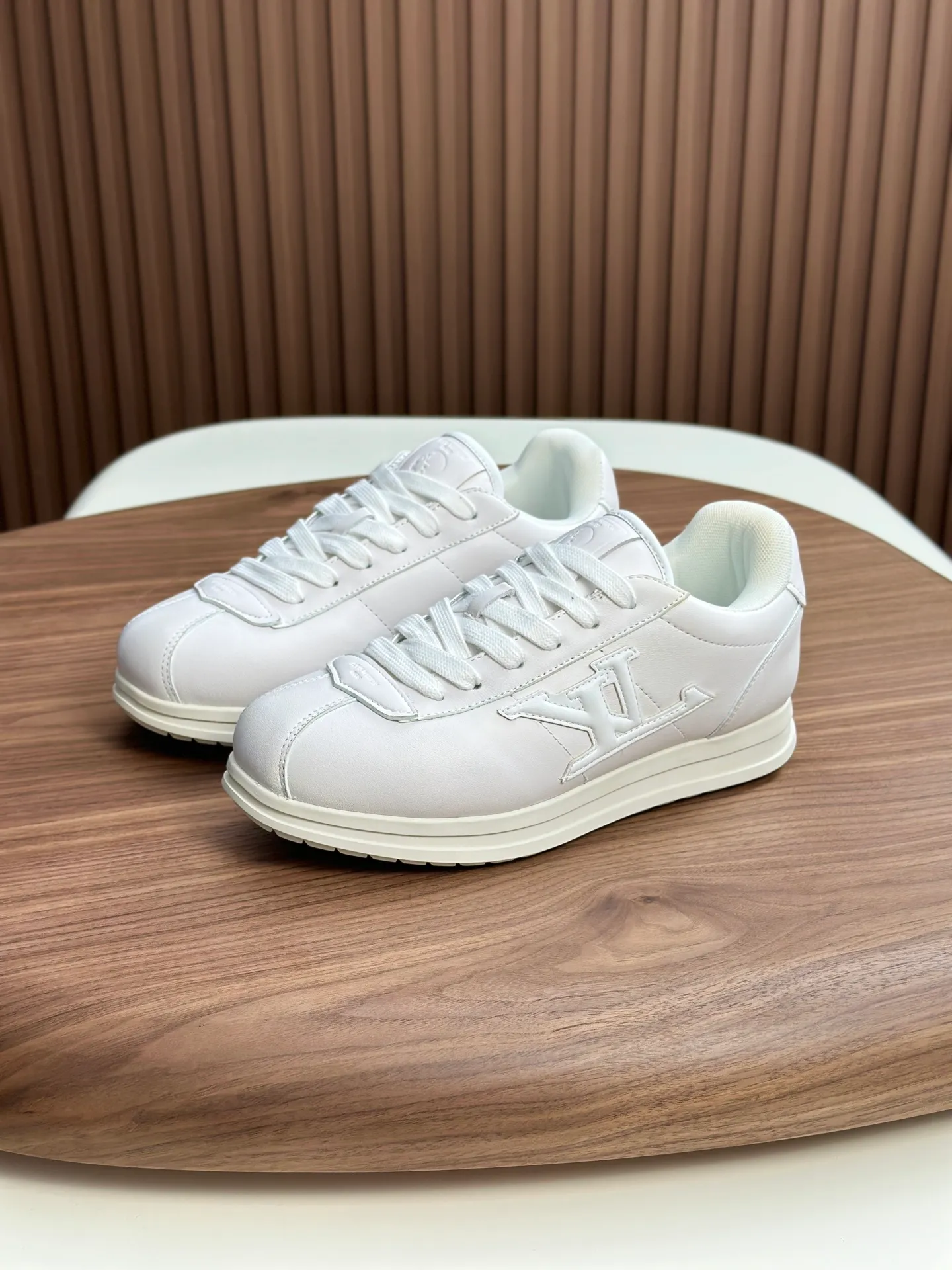 Factory direct sale ¥700💰Full set of packaging💰Top version LV-Louis Vuitton-Classic catwalk new style 1:1 developed replica of the original version! ! The upper foot is very comfortable. It is made of luxurious materials and fine workmanship. The midsole is printed with English letters "Made in Europe". The upper is made of calfskin imported from Italy. The side is decorated with the brand's LOGO and signature. The latest latex foot pads and mesh lining make the foot feel super comfortable. Original factory special supply of original two-color T men's shoes 💰U combination outsole. Bag technology Goodyear stitched edges Fabric: Exclusive custom first-layer cowhide Accessories: Exclusive private model Vuitton logo, lining: Customized silk mesh lining - first-layer silk cowhide lining Outsole: T men's shoes 💰U combination outsole wear-resistant, non-slip and anti-yellowing Foot pads: new latex pads-mesh sweat-absorbent Counter technology: fully computerized sewing machine wire drawing Toe cap Back cover Hot and cold shaping A complete set of pull-top lasts with medium and low logo patterns. Counter packaging - shoelaces, certificates, cards, instructions, certificates, dust bags. The most comprehensive packaging on the Internet. Men's model 339-44 (38/45 custom-made, non-returnable!